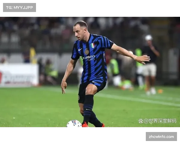 战术镜头:国际米兰教练席通过手势频繁调整两名边翼卫的压上幅度 战术镜头:国际米兰教练席通过手势频繁调整两名边翼卫的压上幅度